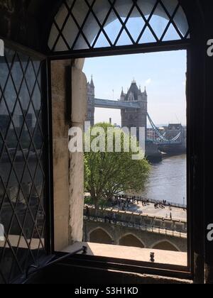 Tower Bridge vista attraverso la finestra della Torre di Londra Foto Stock