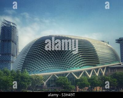 Centro per le arti dello spettacolo Esplanade a Singapore, conosciuto come "The Durian" per la sua somiglianza con i frutti tropicali Foto Stock