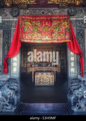 Altare al Leong San Tong Khoo Khongsi clanhouse a George Town, Penang, Malesia Foto Stock