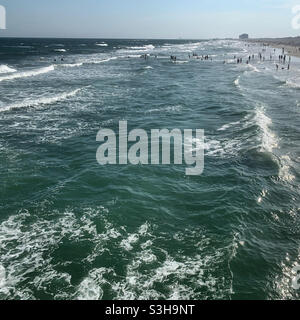 Luglio, 2021, una vista a sud da Ventnor City Fishing Pier, Ventnor City, Atlantic County, New Jersey, Stati Uniti Foto Stock