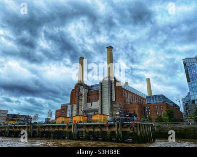 Battersea Power Station visto dal Tamigi, luglio 30 2021, Londra, Inghilterra Foto Stock