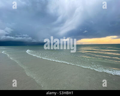 Nuvole di tempesta sul Golfo del Messico al tramonto Foto Stock