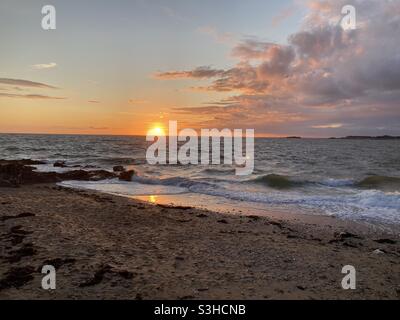 Cielo romantico al tramonto sulla spiaggia in Bretagna Foto Stock