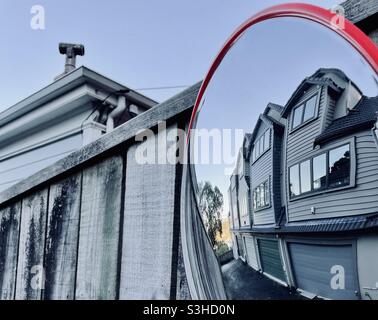 Il tetto di un vecchio rumore e più recente alloggiamento di media densità visto riflesso in uno specchio a Wellington Nuova Zelanda Foto Stock