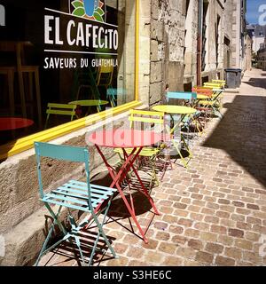Tavoli e sedie colorati al di fuori del bar El Cafecito sulla Rue du Grande Marche, Tours, Indre-et-Loire (37), Francia. Foto Stock