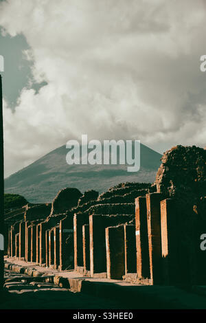 Il Vesuvio nascosto dalle nuvole. Vista dalle rovine di Pompei. Foto Stock