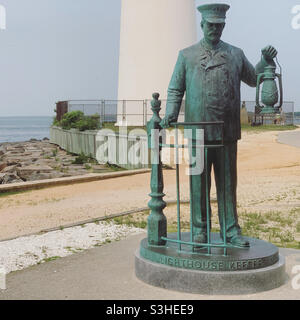 Statua di Lighthouse Keeper, faro di Barnegat, Barnegat Lighthouse state Park, Long Beach Island, Ocean County, New Jersey, Stati Uniti Foto Stock