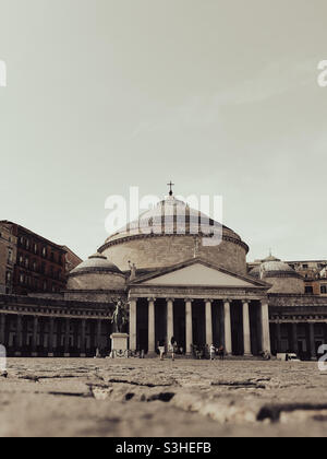 Piazza del Plebiscito - una delle piazze principali di Napoli. Ospita la Basilica di San Francesco da Paola, progettata in modo simile al Pantheon di Roma Foto Stock