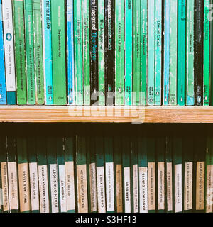 Libri di pinguini a spina verde in un negozio di libri di seconda mano Foto Stock