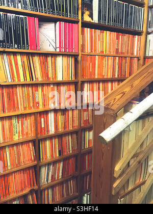 Libri di pinguini a spina arancione in un negozio di libri di seconda mano Foto Stock