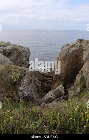 Le rocce e scogliere sulla costa selvaggia da le Croisic a Batz sur Mer in un dipartimento francese, Loire Atlantique Foto Stock