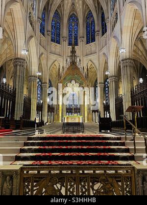 L'altare maggiore della Cattedrale di San Patrizio è ornately decorato, NYC, USA, 2021 Foto Stock