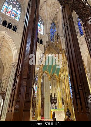 L'altare maggiore della Cattedrale di San Patrizio è ornato, NYC, USA Foto Stock