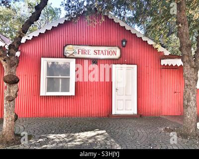 Capanna rossa con cartello antincendio al parco a tema Gold Reef City in Sud Africa Foto Stock