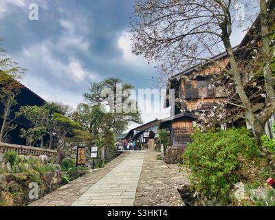 Pittoresca cittadina giapponese tradizionale Magome nella Valle di Kiso sul sentiero Nakasendo. Foto Stock