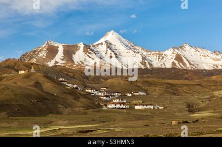 Alto villaggio alpino di Langza nella valle di Spiti, Himachal Pradesh, India Foto Stock