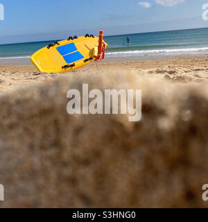 Bagnino surf sulla spiaggia, Praa Sands, Cornovaglia Foto Stock