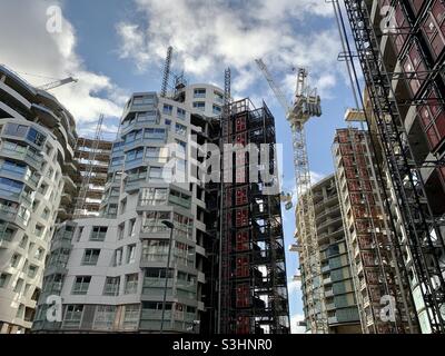 Nuovi appartamenti in costruzione presso la centrale elettrica di Battersea. Prospect Place progettato da Gehry Partners su Electric Boulevard. Foto Stock