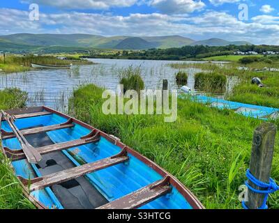 Barca blu ormeggiata da Lough Currane, Waterville, Contea di Kerry, Irlanda, agosto. Foto Stock