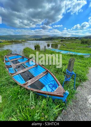 Blue Boat ormeggiato a Lough Currane, Contea di Kerry, Irlanda, agosto. Foto Stock