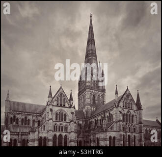 Salisbury Cathedral, Wiltshire, Inghilterra, ha la guglia della chiesa più alta del Regno Unito. Il Duomo ospita anche il più antico orologio da lavoro e la migliore copia originale della Magna carta. Foto ©️ COLIN HOSKINS. Foto Stock