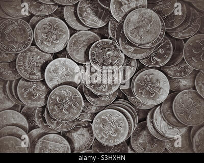 Immagine overhead (Flat Lay) di una selezione di monete britanniche da 2 pence. Uno dei preferiti in una zona di divertimento con una sala giochi per un centesimo! Foto ©️ COLIN HOSKINS. Foto Stock