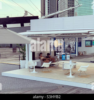 Agosto, 2021, un'area salotto all'aperto a South Street Seaport, Manhattan, New York, New York, Stati Uniti Foto Stock