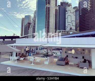 Agosto, 2021, un'area salotto all'aperto a South Street Seaport, Manhattan, New York, New York, Stati Uniti Foto Stock