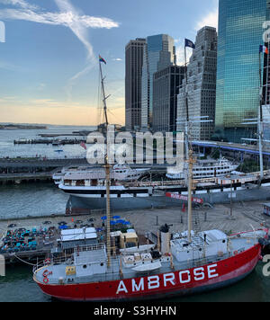 Agosto 2021, Lightship Ambrose, South Street Seaport, Manhattan, New York, New York, Stati Uniti Foto Stock