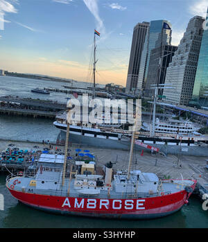 Agosto 2021, Lightship Ambrose, South Street Seaport, Manhattan, New York, New York, Stati Uniti Foto Stock