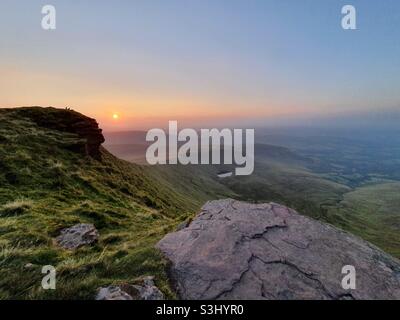 Tramonto su Corn Du, su Llyn CWM Llwch, Brecon Beacons, settembre. Foto Stock