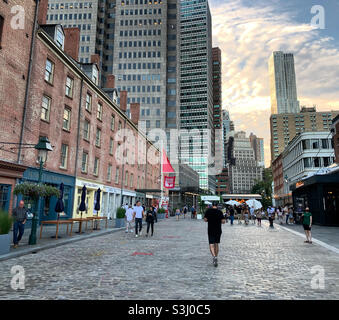 Agosto 2021, South Street Seaport, Manhattan, New York, New York, Stati Uniti Foto Stock