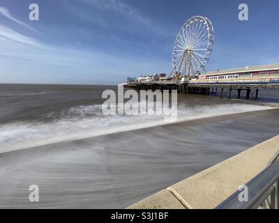 Mare calmo e ruvido molo centrale Blackpool Foto Stock