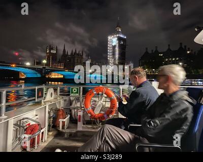 La gente viaggia sull'Uber Thames Clipper passando da Westminster, Londra, Inghilterra Foto Stock