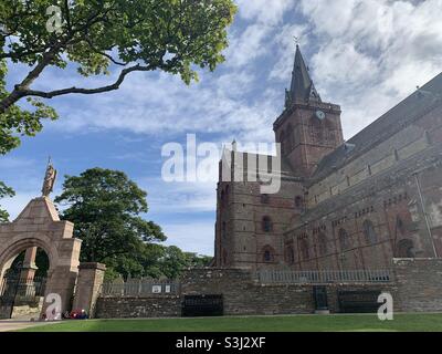 Cattedrale di St. Magnus a Kirkwall, sulle Isole Orkney nel Regno Unito. Foto Stock