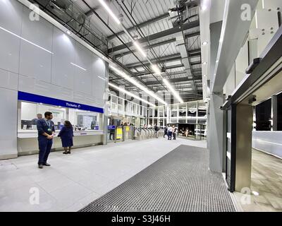 All'interno della nuova stazione ferroviaria di Hayes & Harlington il giorno di apertura Foto Stock