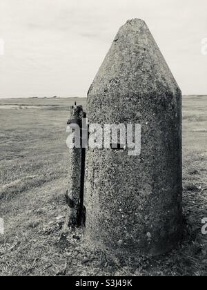 Coniche della seconda Guerra Mondiale, il posto di entrata in cemento tedesco conservato a Lager Sylt, Alderney. Foto Stock