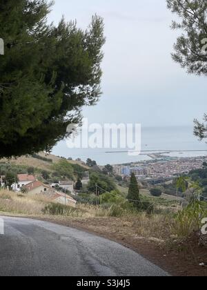 Vista dal paese sul mare Adriatico e San Benedetto del Tronto, regione Marche, Italia Foto Stock