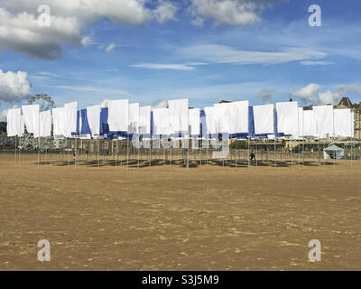 L’opera di Luke Jerram “in Memoriam” sulla spiaggia di Weston-super-Mare, Regno Unito. Foto Stock