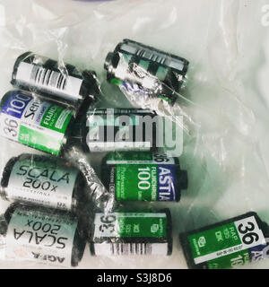 Rotoli di pellicola vintage da 35 mm in una scatola Foto Stock