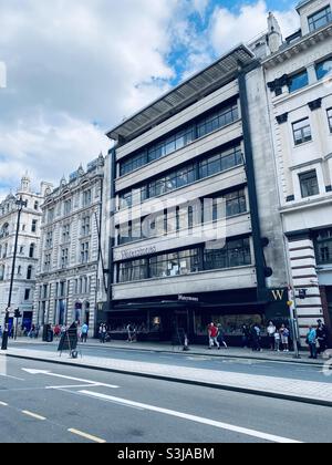 Libreria Waterstones a Piccadilly a Londra. La libreria più grande d’Europa con oltre 8 miglia di scaffali Foto Stock