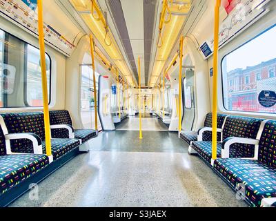 All'interno della metropolitana District/Circle Line per la ferrovia TfL della metropolitana di Londra Foto Stock