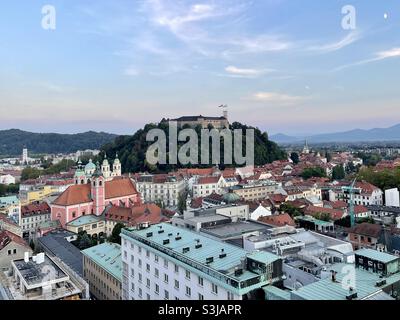 Vista del Castello di Lubiana dal caffè Nebotičnik, situato sulla cima dell'edificio Nebotičnik (grattacielo) a Lubiana, Slovenia. Foto Stock