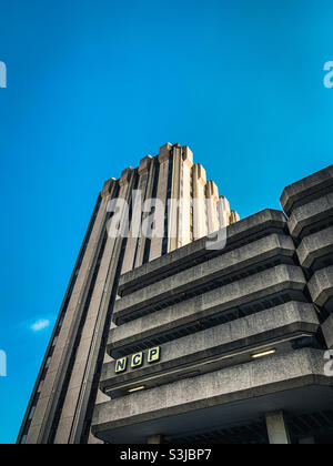 Parcheggio auto NCP Lowe Castle Street Bristol accanto al blocco di uffici della torre Cabot Foto Stock