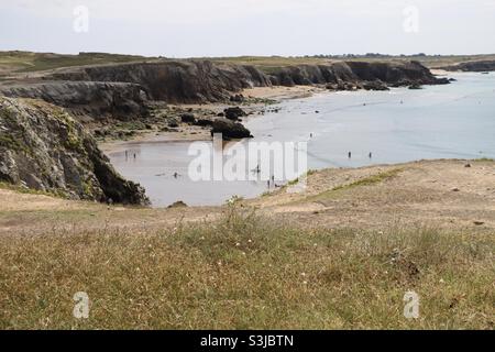 La gente gode la spiaggia e surf sulla costa selvaggia della penisola a Quiberon, Bretagna, Francia Foto Stock