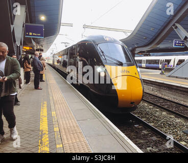 Un treno GWR arriva al binario della Stazione ferroviaria di Reading. Foto Stock