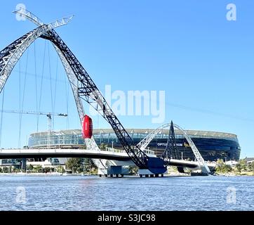 2021 AFL Grand Final all'Optus Stadium, il ponte Matagarup Bridge con una mongolfiera sospesa Sherrin, sul fiume Swan Perth Western Australia. Foto Stock