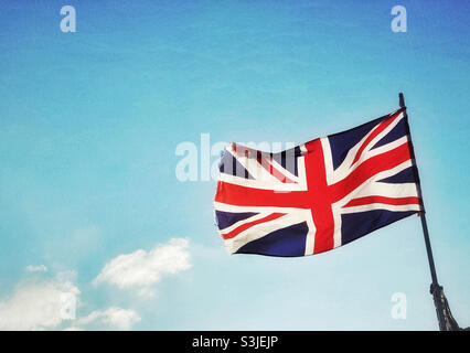 La bandiera del Regno Unito sventola orgogliosamente in un giorno d’estate. La bandiera Union Jack è visibile in Galles, Scozia, Irlanda del Nord e Inghilterra. Foto ©️ COLIN HOSKINS. Foto Stock