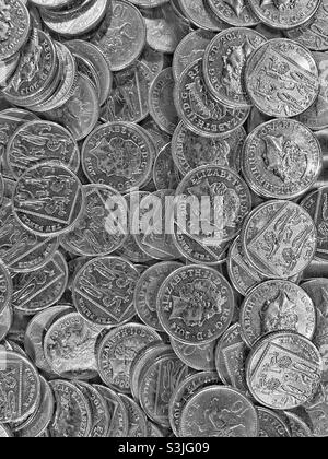 Una collezione di monete inglesi d'argento da 10 pence. Uno spettacolo comune in banche, casinò e giochi arcade. Il ritratto della regina Elisabetta II è su un lato. Photo Credit - ©️ COLIN HOSKINS. Foto Stock