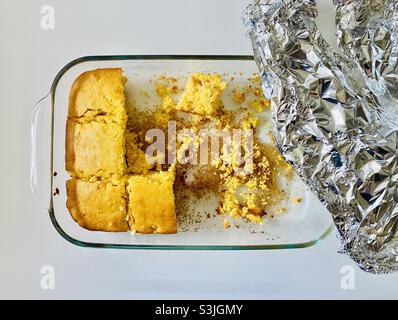 Infornare il pane in una pentola di vetro con un foglio scoperto Foto Stock